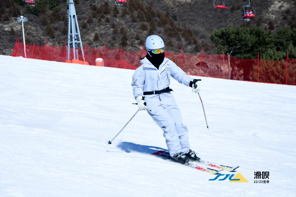 Featured skiing / 2023 action photograph